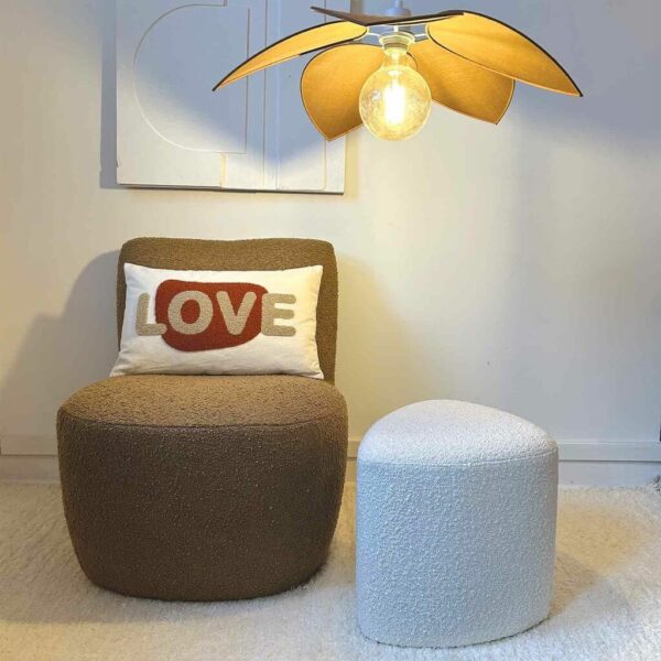 laissez vous séduire par la polyvalence de ce pouf idéal pour ajouter une note de style à votre intérieur