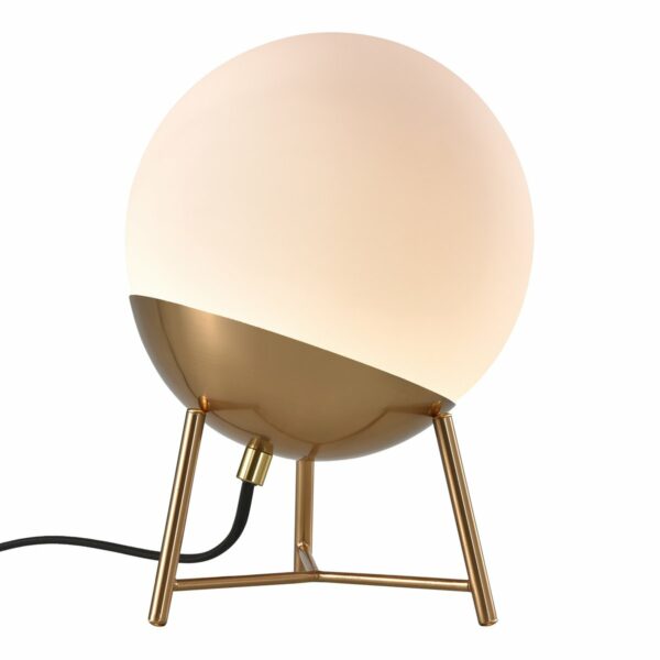 lampe de table scandinave desin chelsea aspect laiton allumée