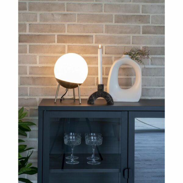 lampe de table scandinave desin chelsea aspect laiton allumée sur buffet